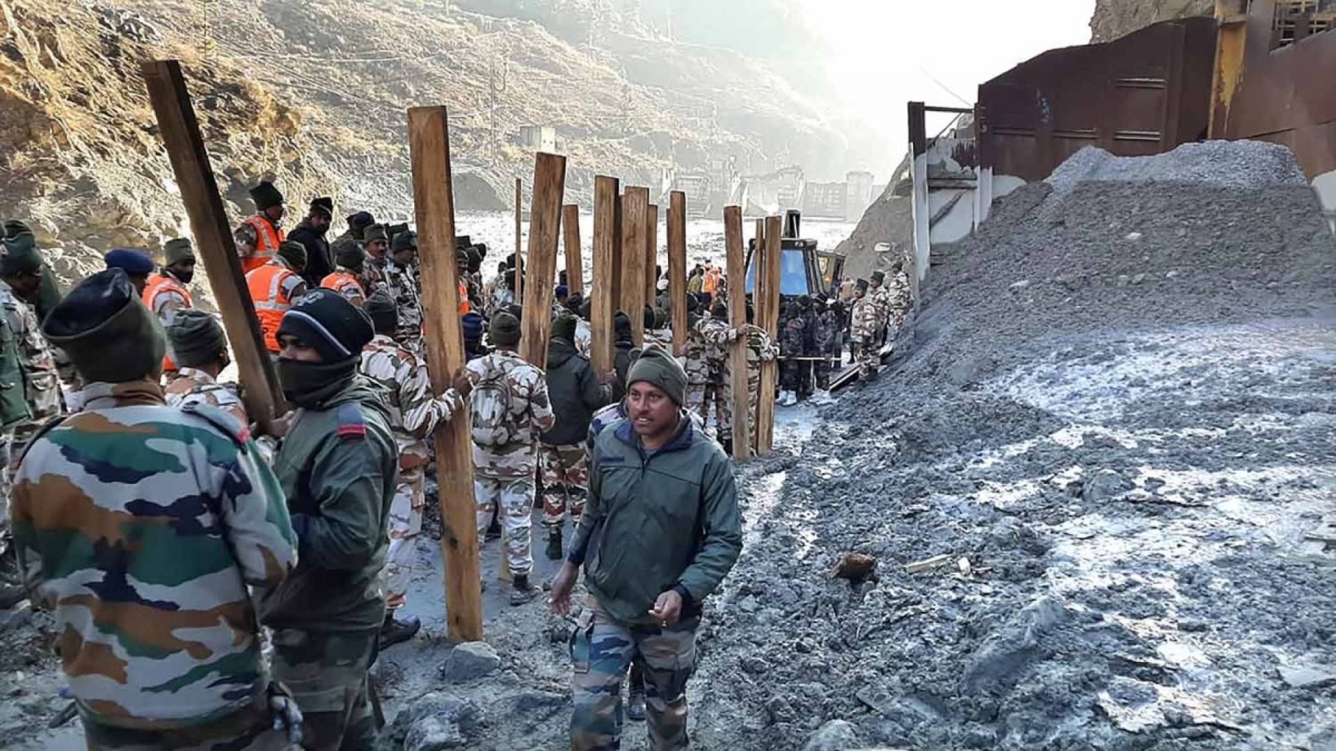 Suman 18 muertos por ruptura de glaciar en el Himalaya