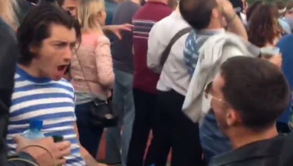 Video de Alex Turner y Miles Kane bailando mientras ven a The Strokes