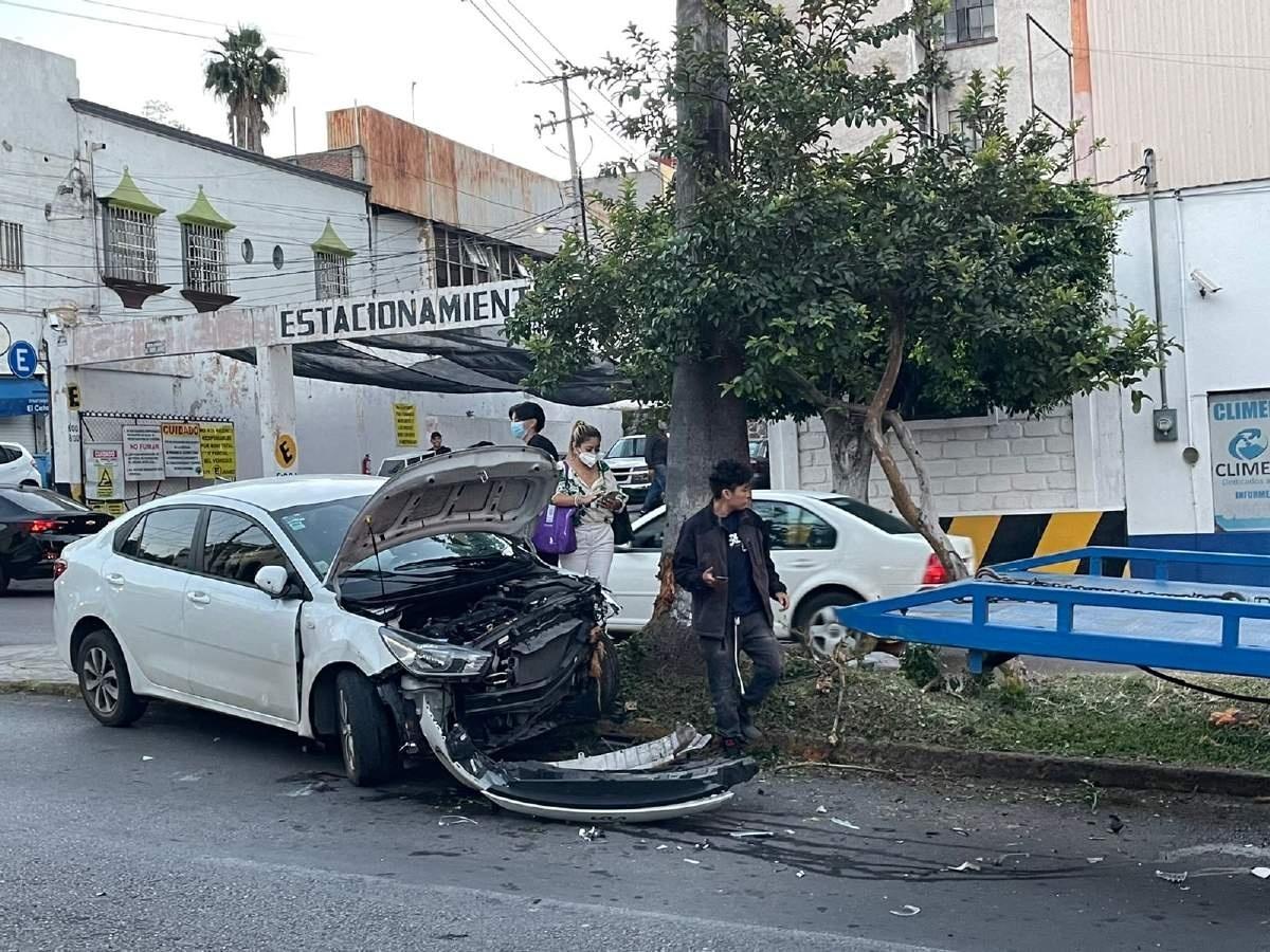 Se impacta auto contra una palmera