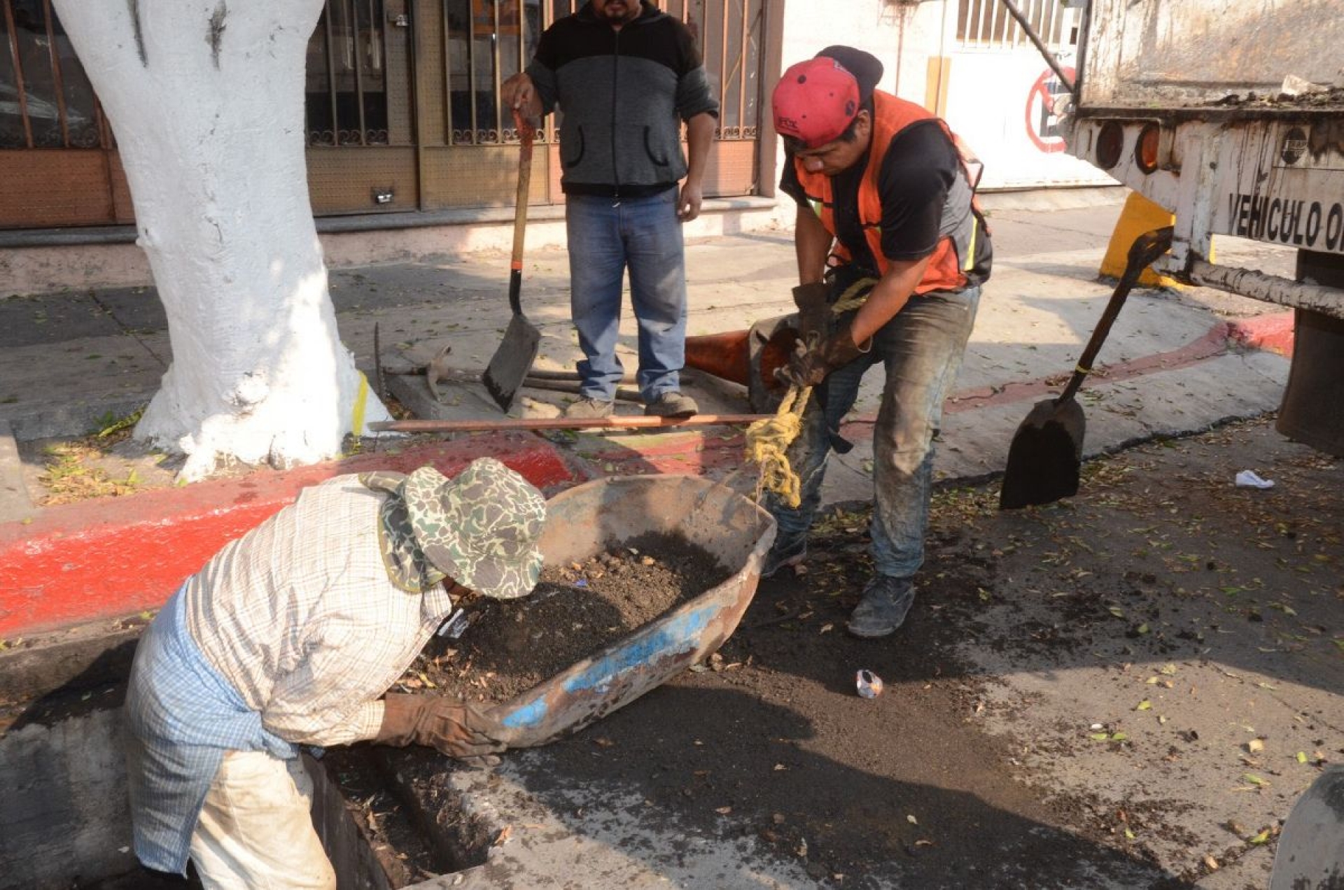 Desazolvan drenaje pluvial del Centro Histórico de Cuautla