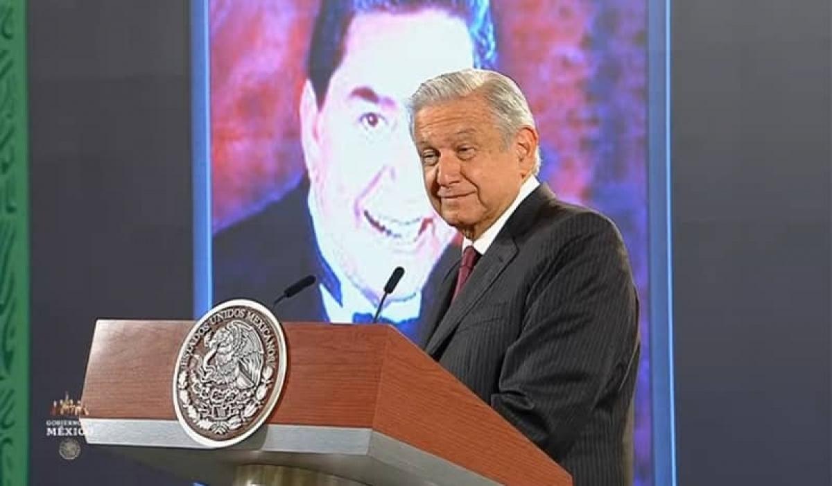 AMLO interrumpe mañanera para dedicar canción de Marco Antonio Muñiz a puertorriqueños