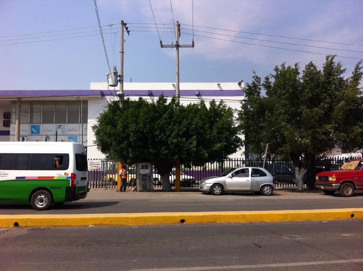 Piden retiro de vendedores de alimentos en la entrada  del hospital Meana San Román