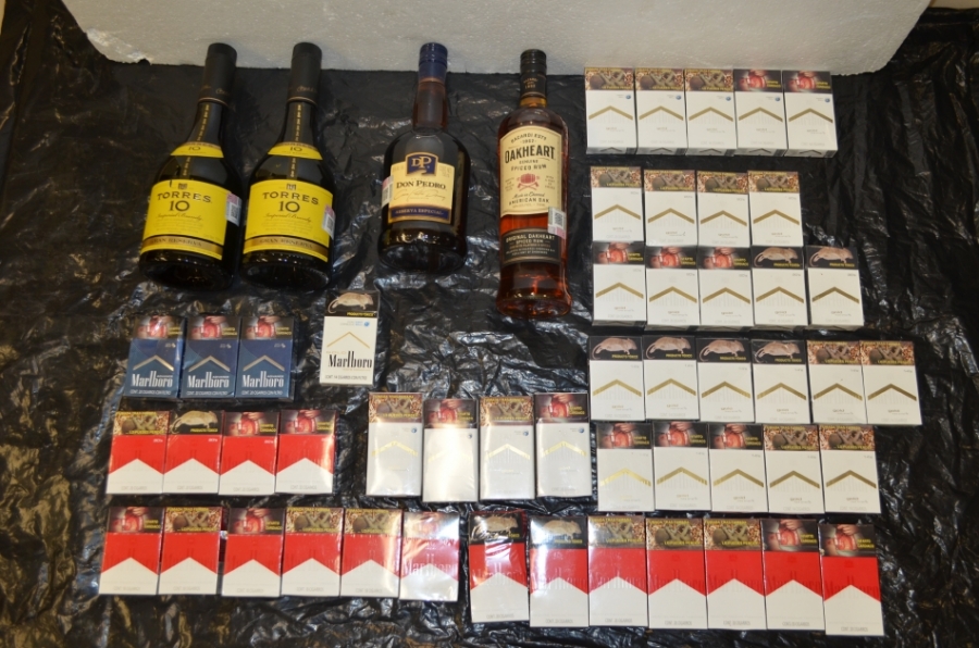 Robaron botellas de licor y cajetillas de cigarros de una tienda de autoservicio