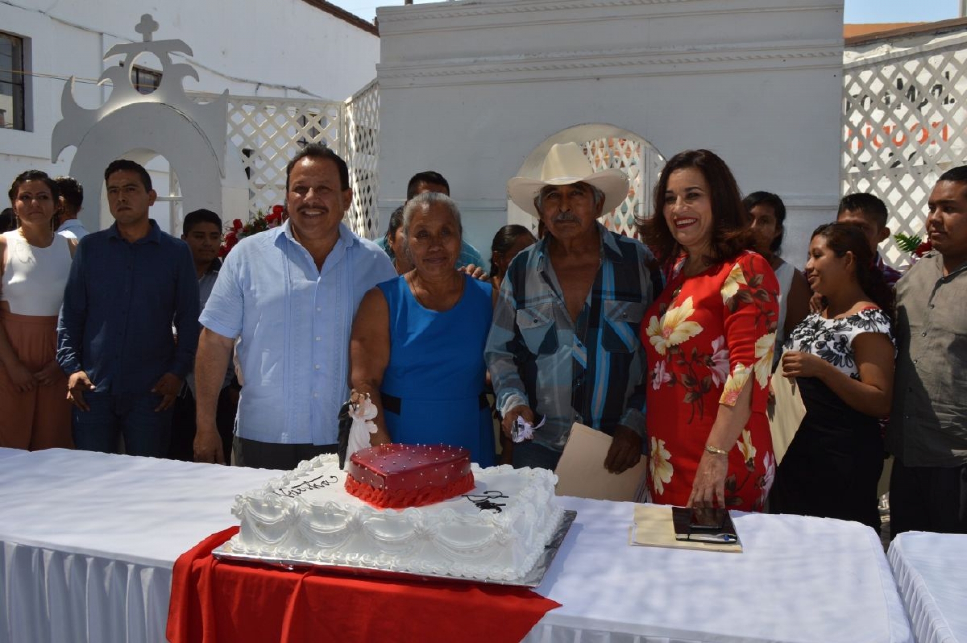 Félix Sánchez y Rosa Isela Acevedo, testigos de honor del matrimonio de 21 parejas