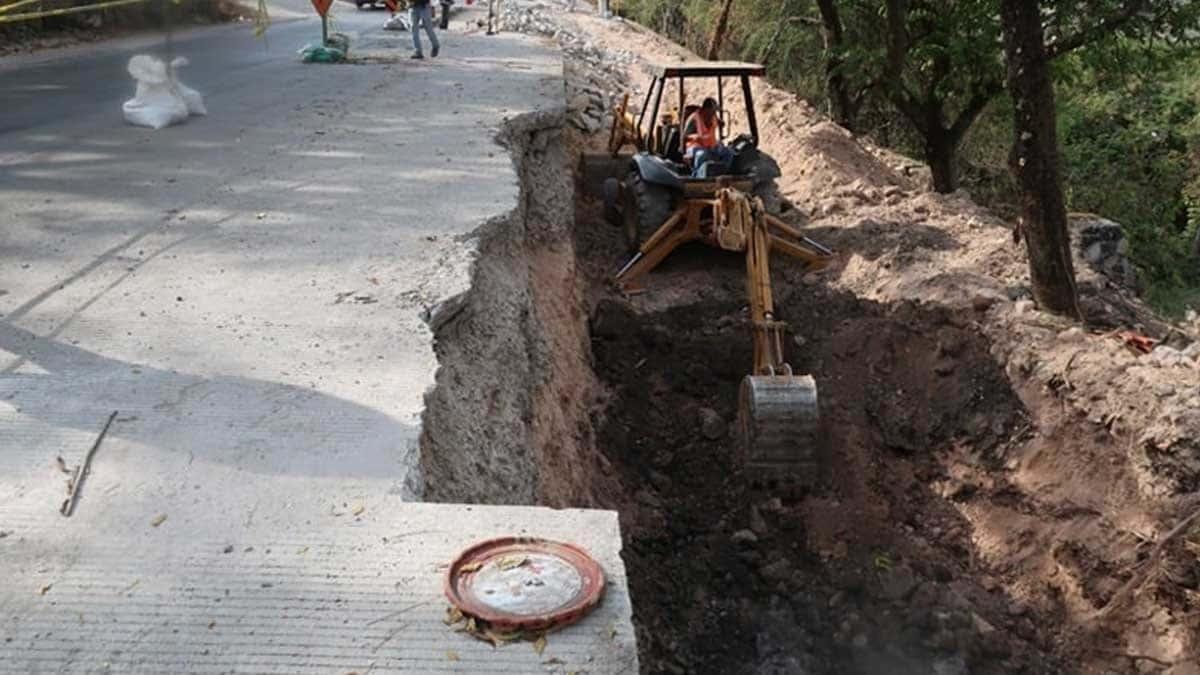 Socavón hunde tramo de carretera en Yautepec