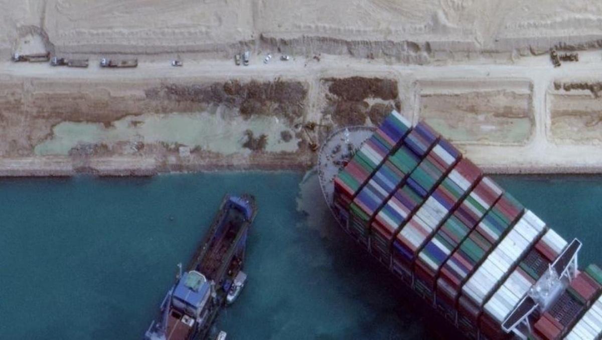 Logran reflotar parcialmente el buque varado en canal de Suez