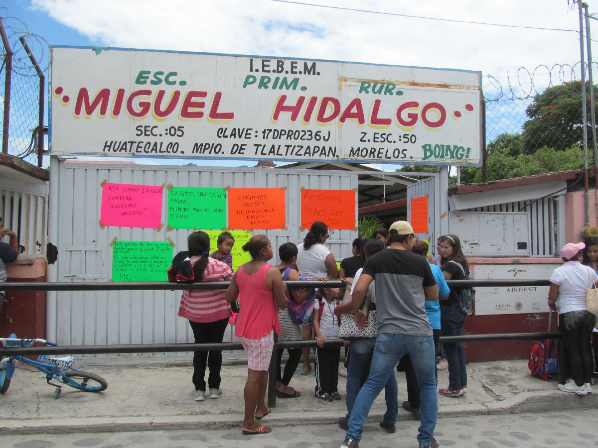 Demandan maestro en primaria de Tlaltizapán