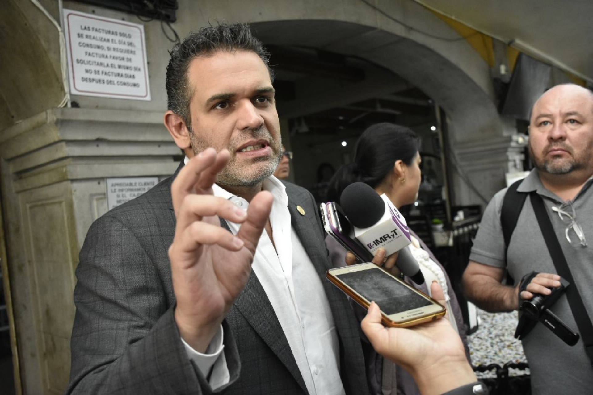 Admite Argüelles que busca captar a seis diputados