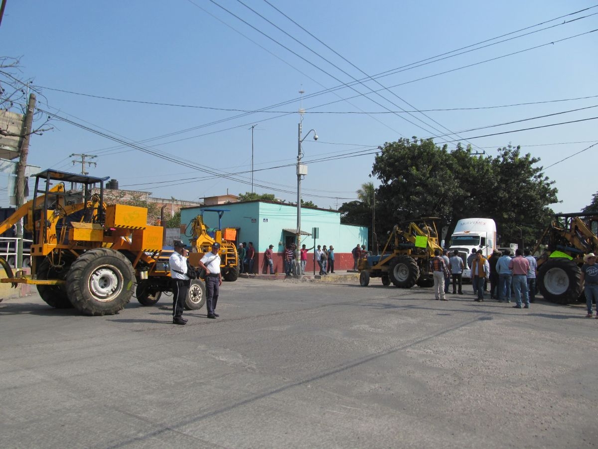 Transportistas cañeros sitian Zacatepec