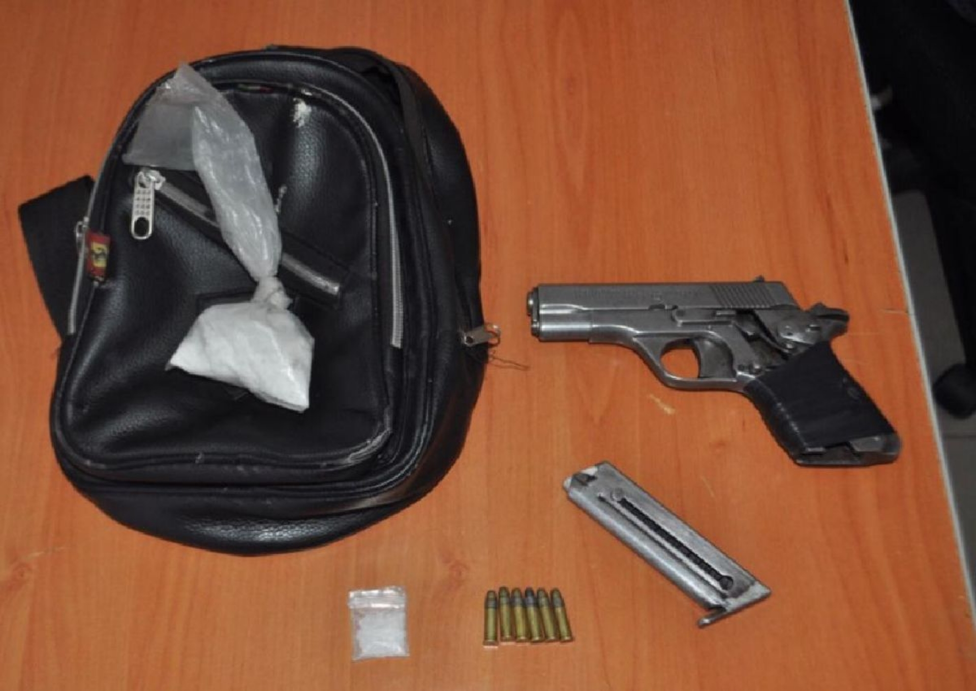 Hallaron una pistola y “cristal” entre sus pertenencias