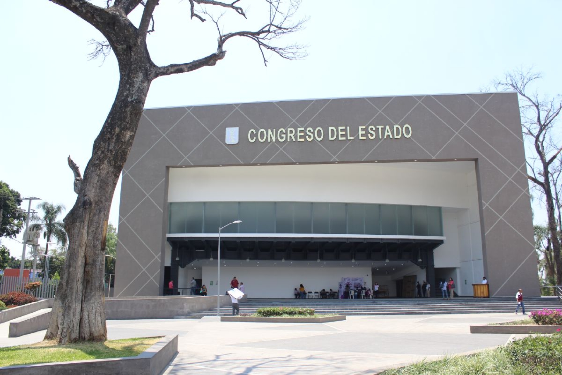 Ley para erradicar cuotas escolares, condicionada a reformas federales