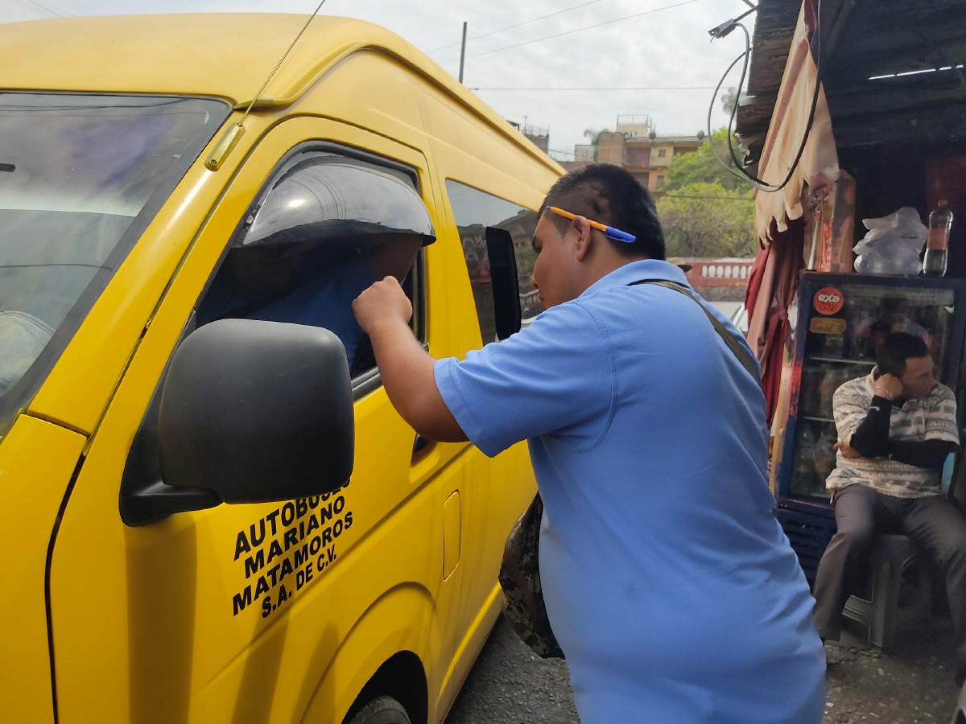 Por su discapacidad, sólo encontró trabajo como checador de 'rutas'