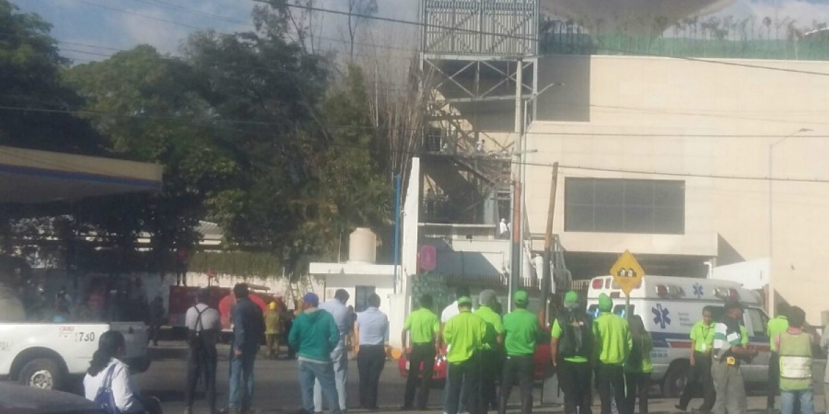 Controlan cuerpos de rescate incendio en terreno baldío contiguo a plaza comercial
