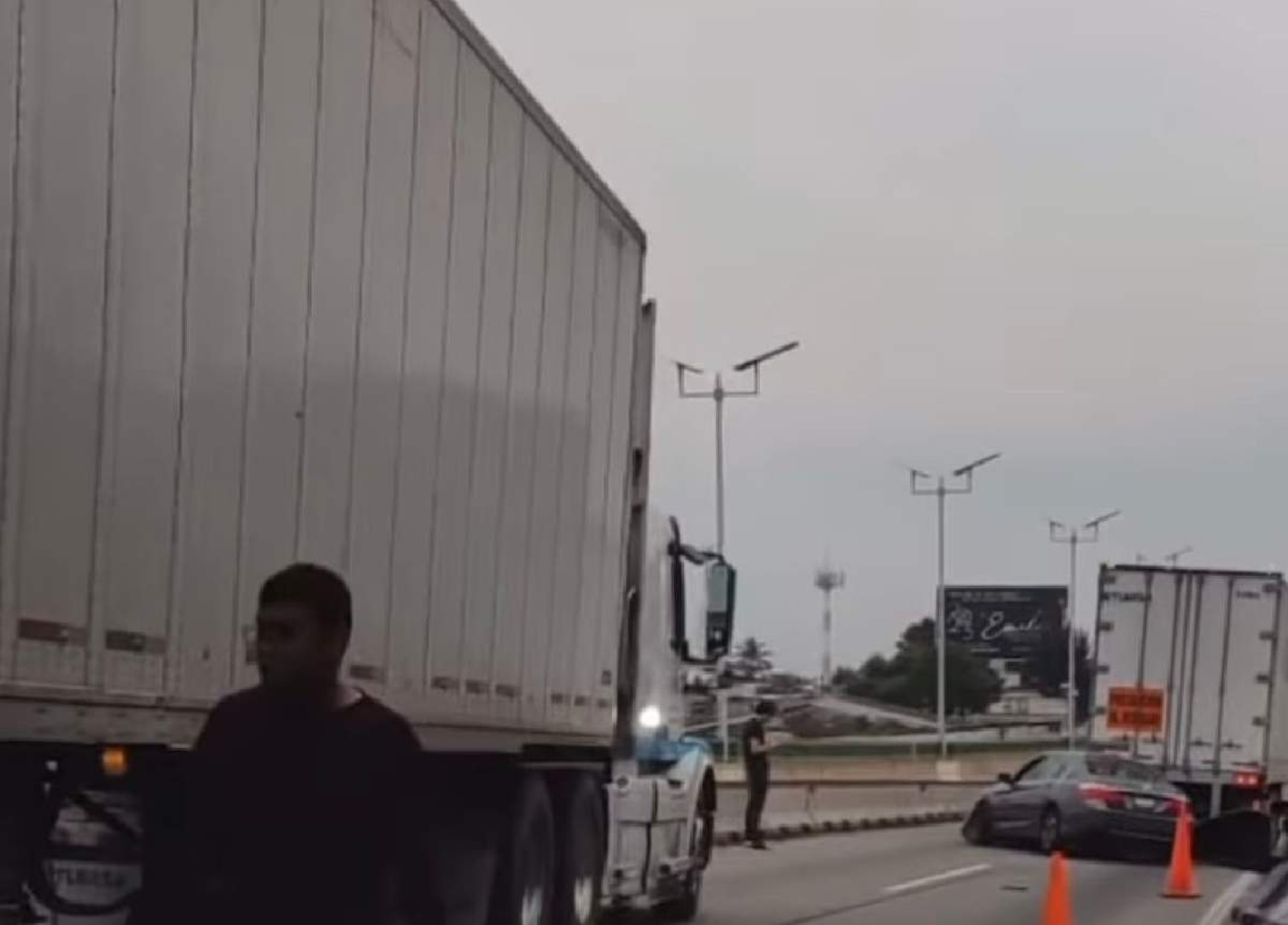 Choca auto contra un tráiler en el Paso Exprés