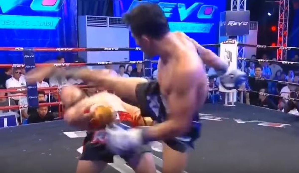 VIDEO: Con movimiento estilo The Matrix, peleador se salva de ser noqueado
