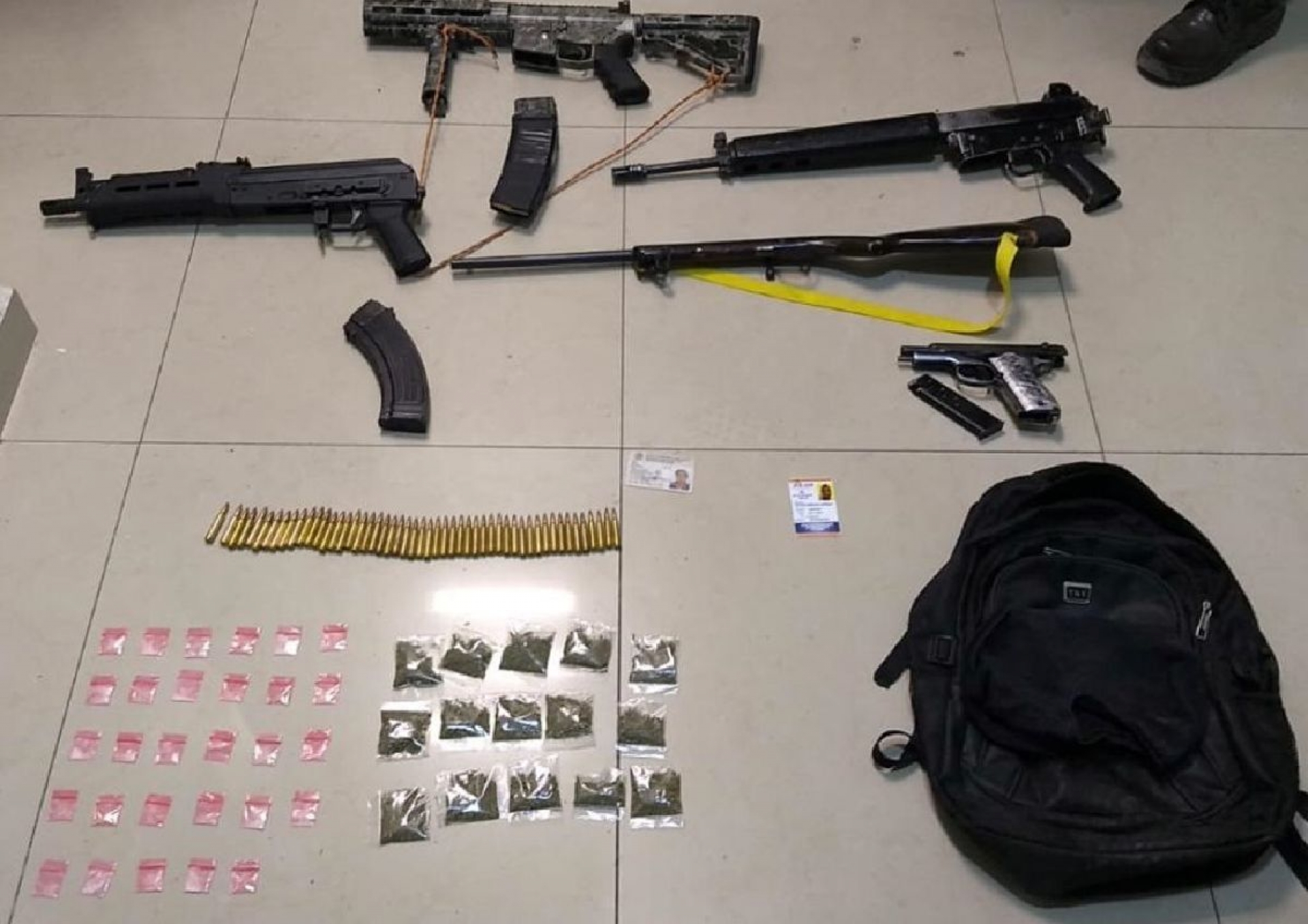 Atrapan a cuatro personas con armas y droga en Miacatlán