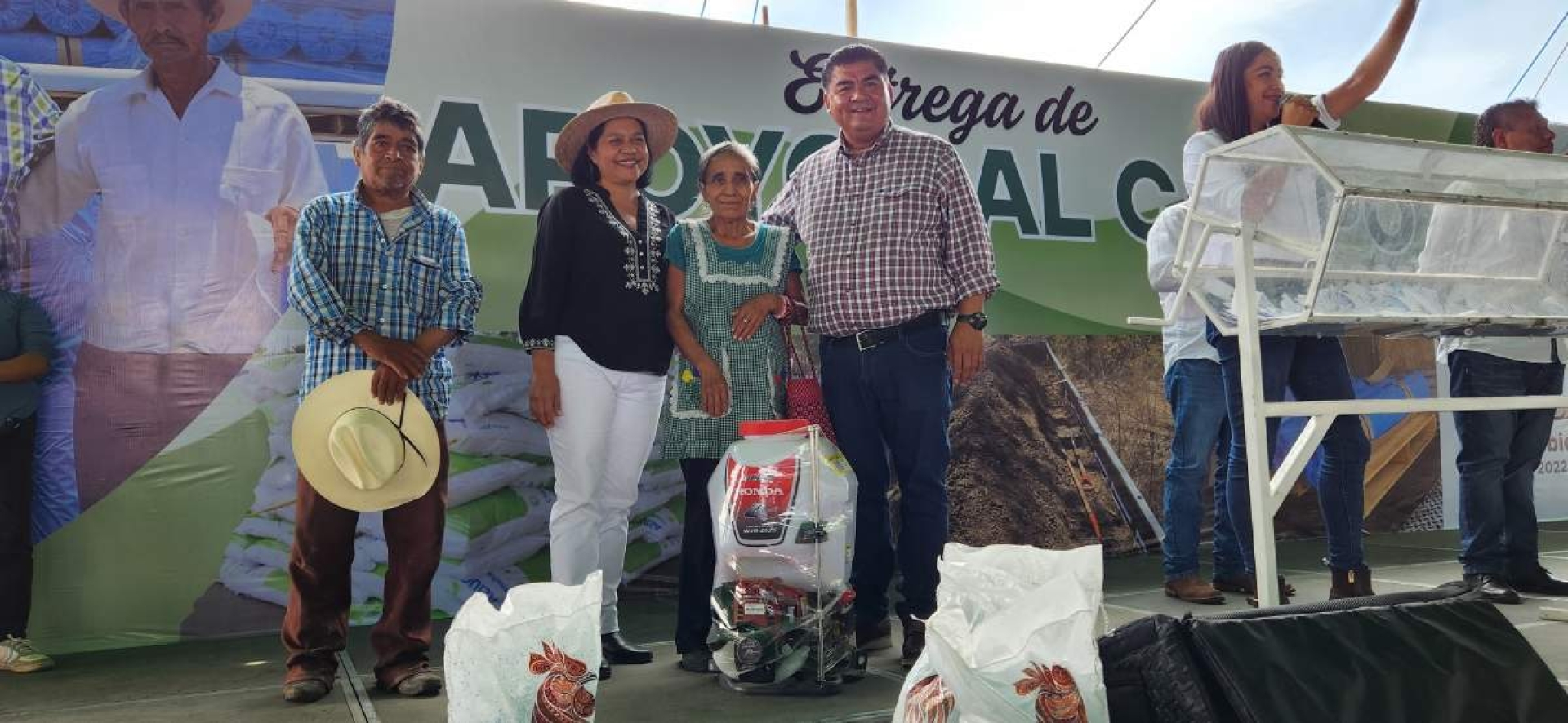 Entregan apoyos a campesinos de Yecapixtla