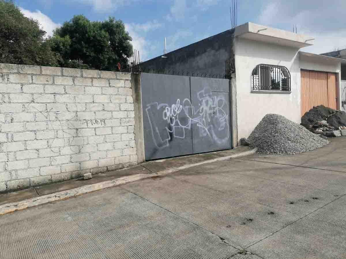 Tiran un cuerpo en la colonia Texcalpan