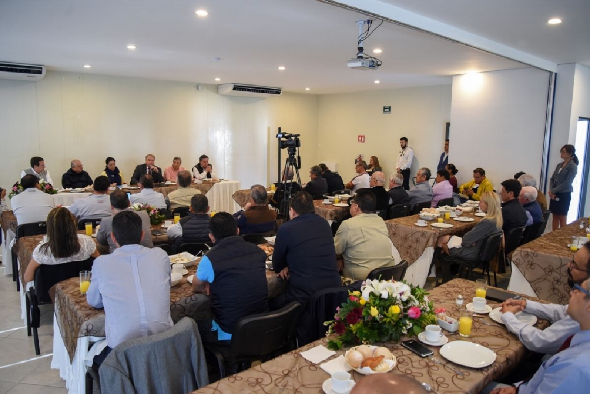 Exponen proyectos para el crecimiento económico de la entidad
