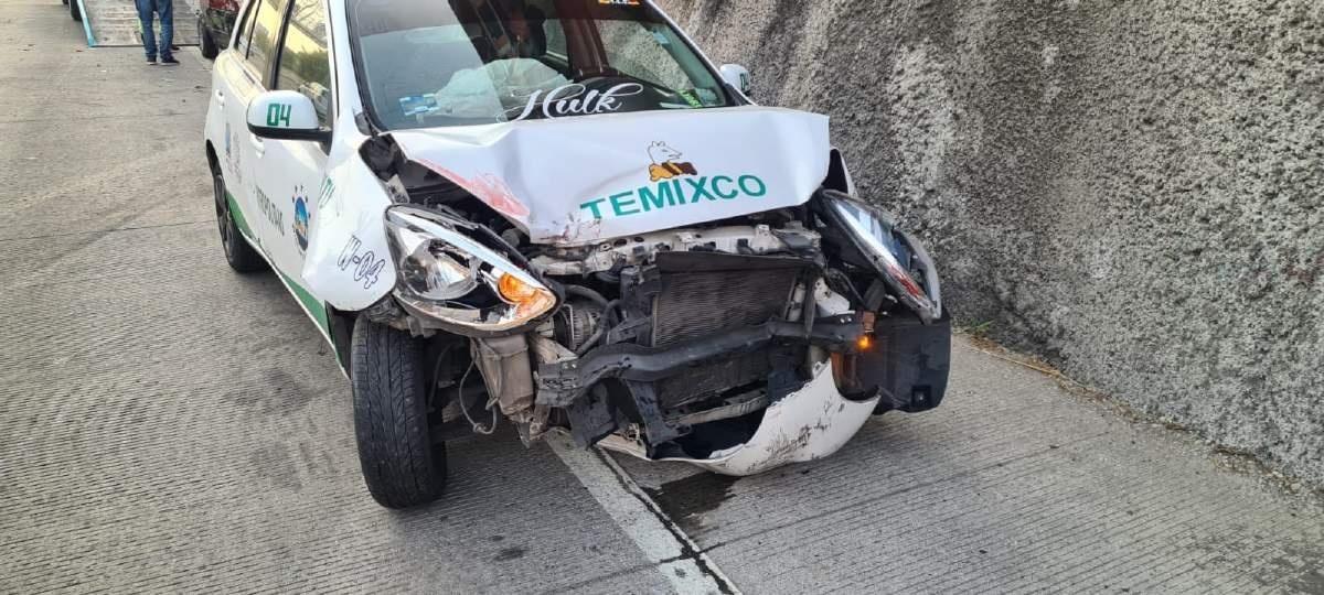 Chocan un taxi y un auto particular en el Paso Exprés