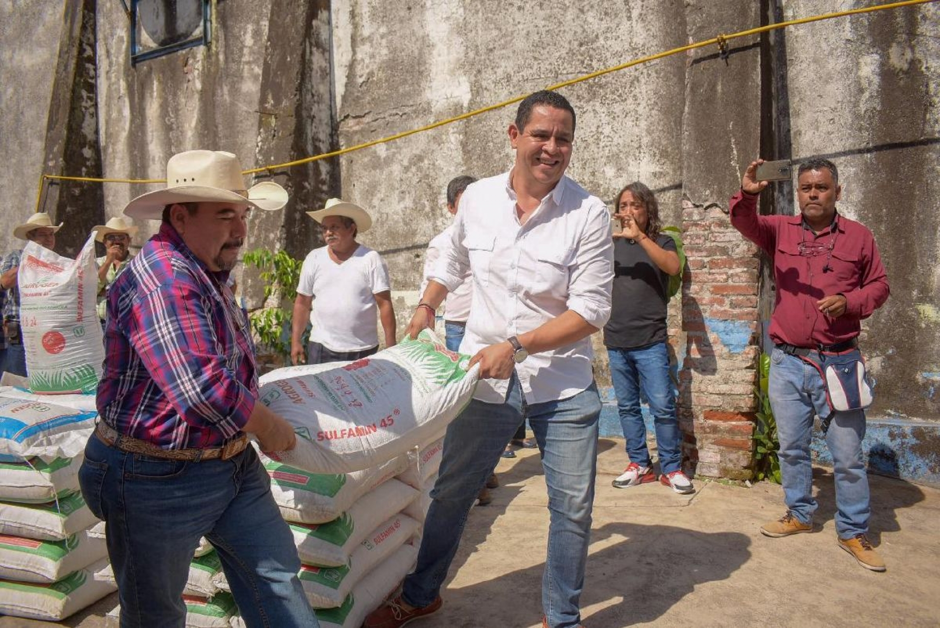 Inicia alcalde entrega de apoyos del FAEDE