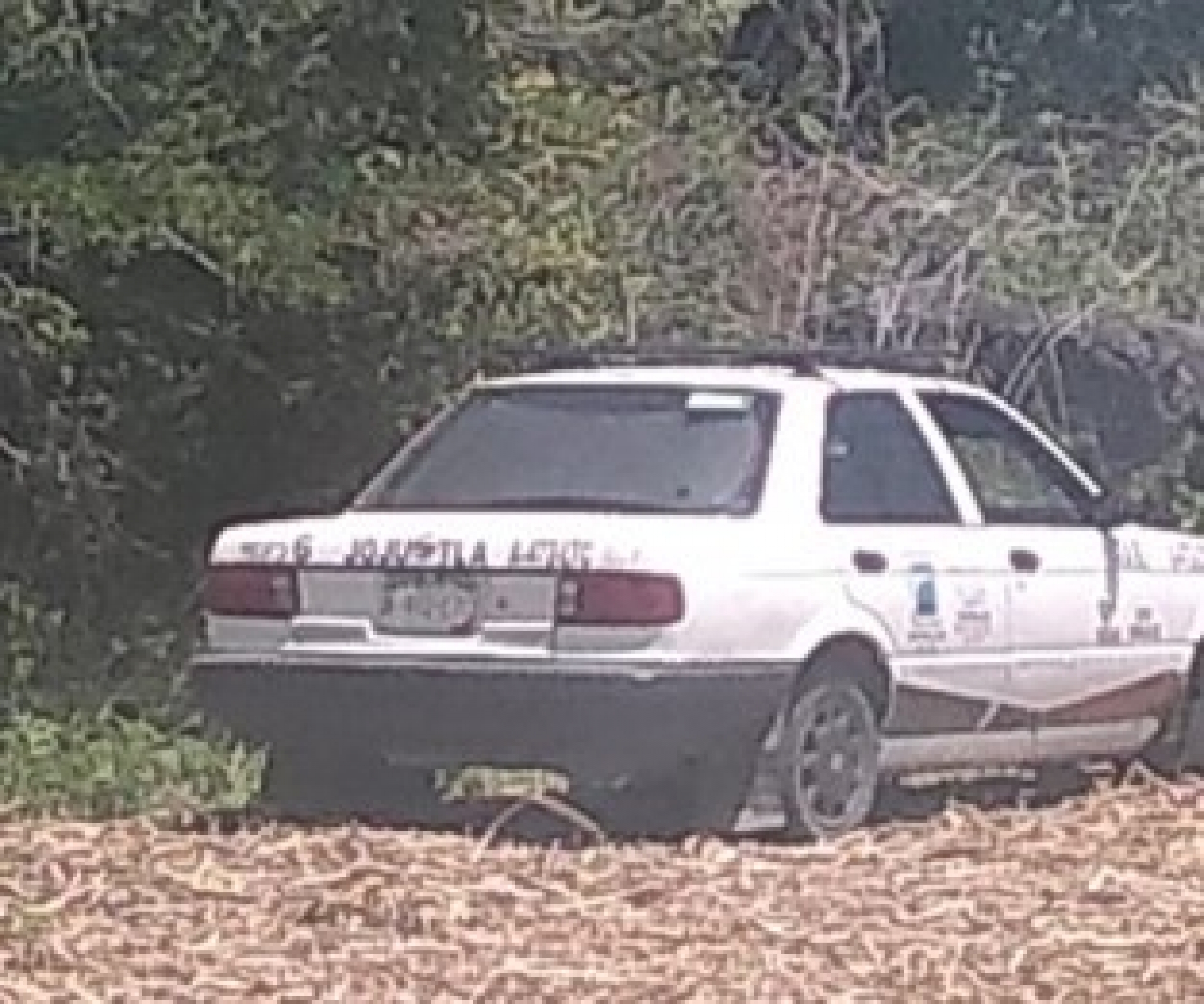 Abandonan un taxi y una camioneta robados