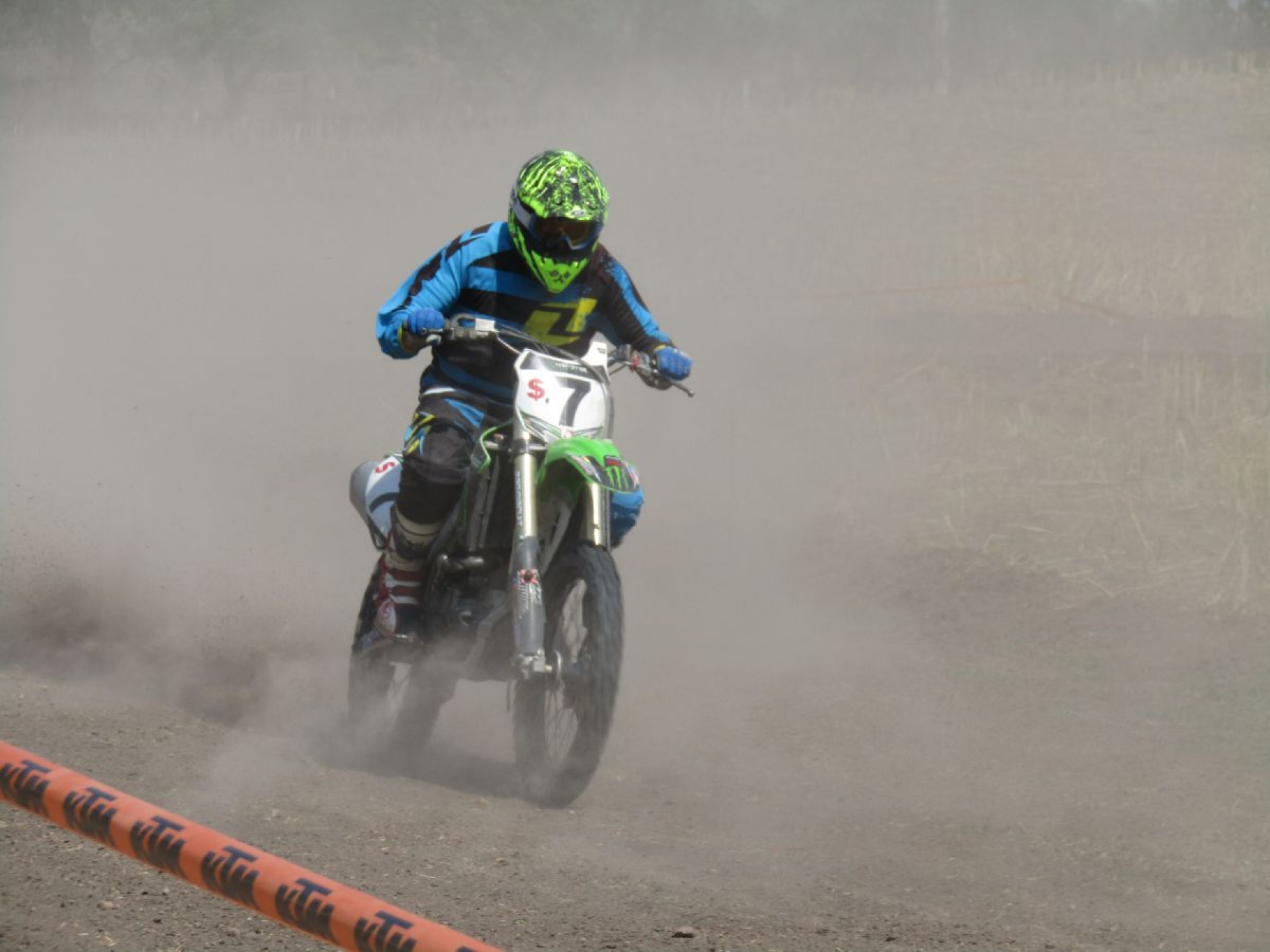 Rancho Mis Amores revive las carreras de motocross en óvalo