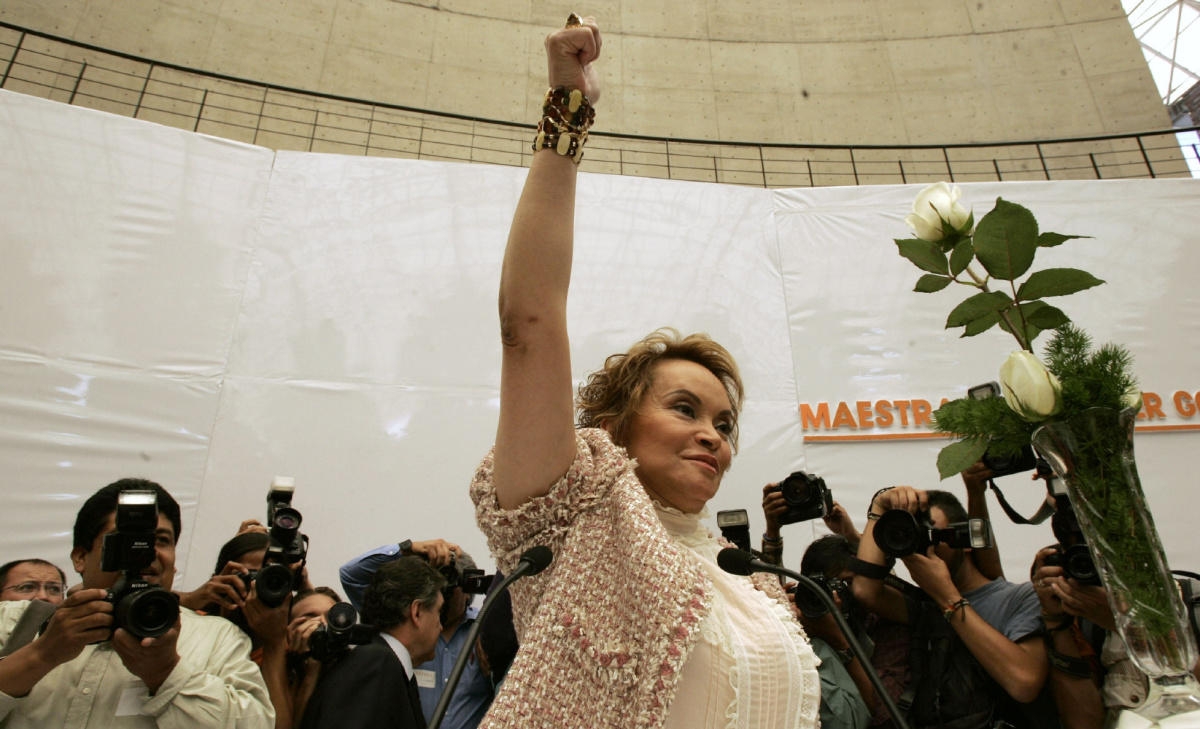Ordenan retirar brazalete a Elba Esther