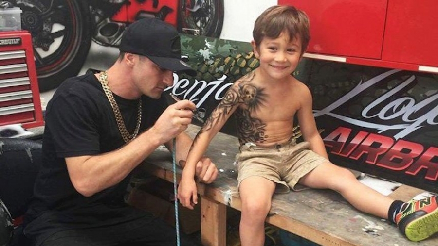 Este artista tatua niños por una buena causa