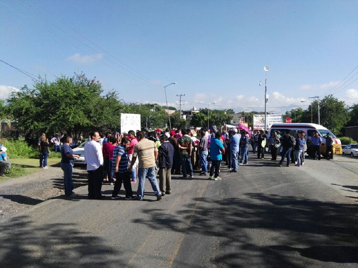 Bloquean carretera Alpuyeca-Grutas taxistas y combis  por disputa de derrotero
