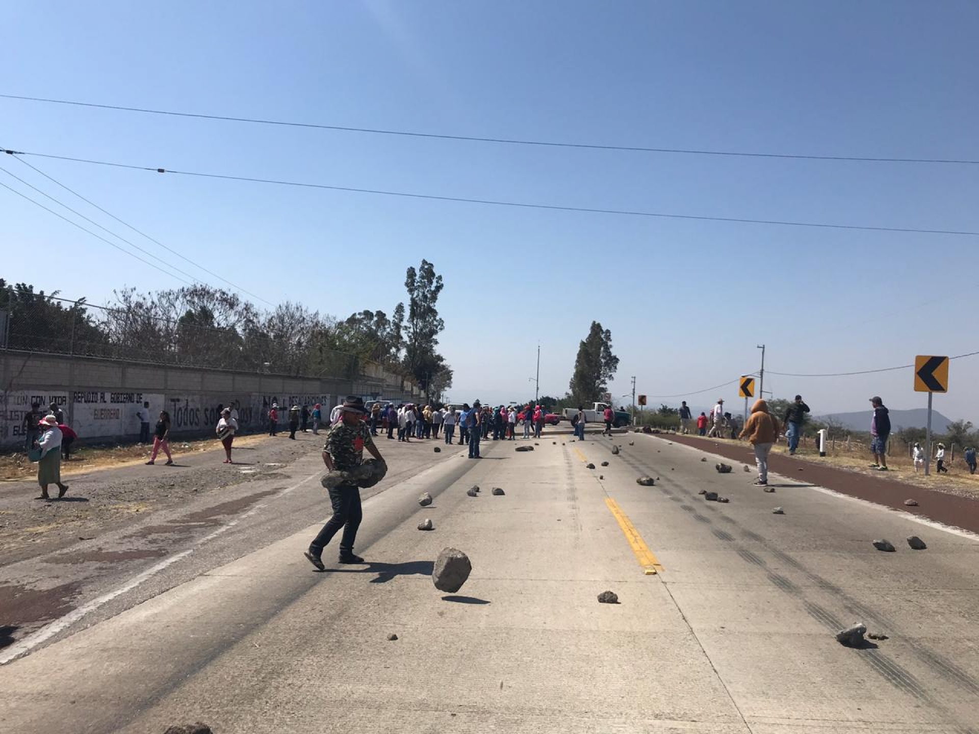 Con bloqueo carretero demandan justicia por el asesinato de Samir Flores