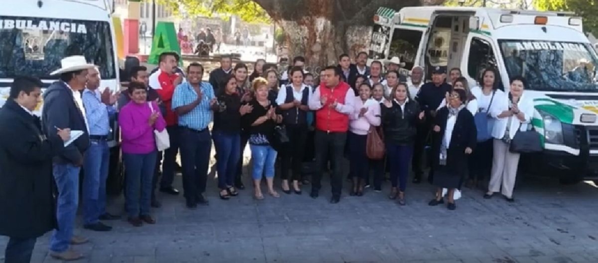 Entrega Isaac Pimentel Mejía dos ambulancias para Seguridad Pública de Ayala
