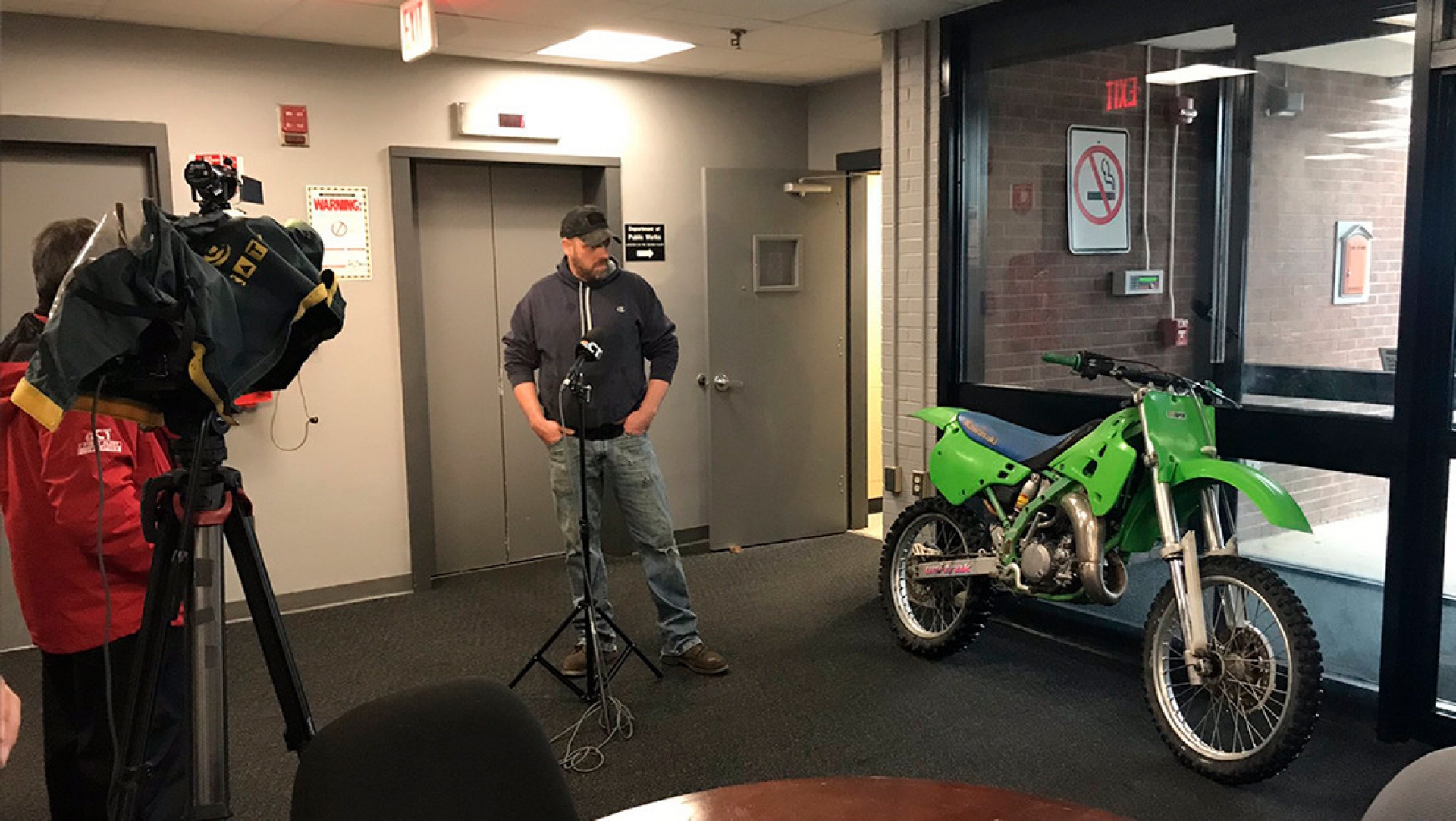 Policía encuentra moto robada y la devuelve a su dueño 27 años después