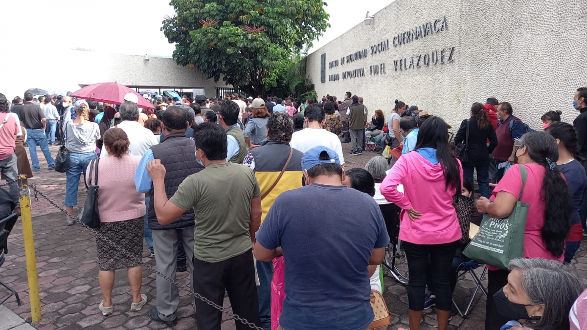 Tercer día de vacunación anticovid para adultos de 49 a 59 años, en Cuernavaca