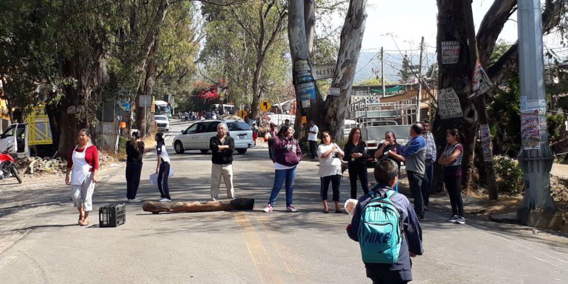 Bloquean padres de familia de la secundaria federal 15 la carretera federal México-Cuernavaca