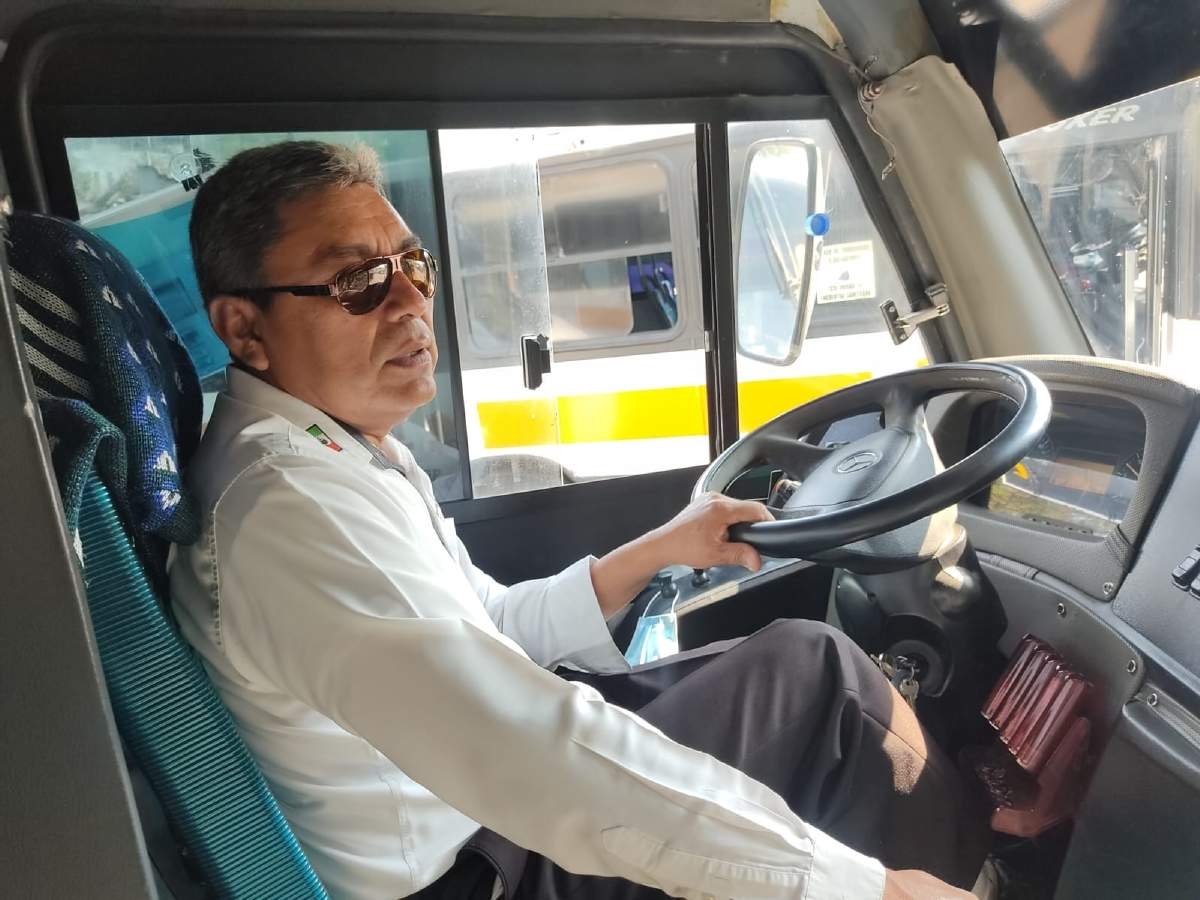 Su papá le enseñó a manejar a los diez años