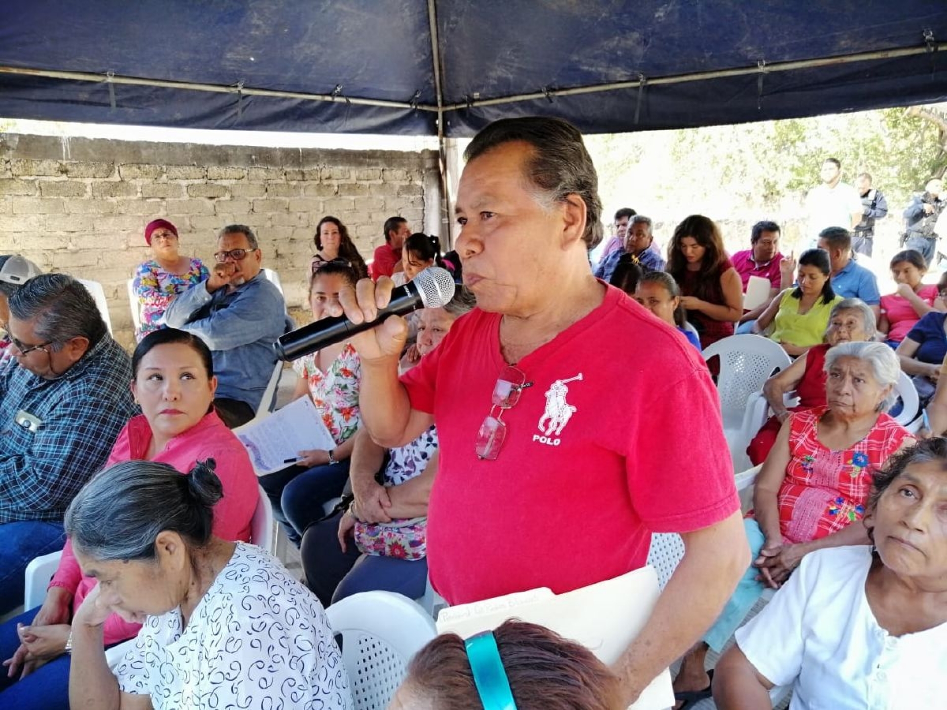 Vecinos de Tehuixtla solicitan obra pública