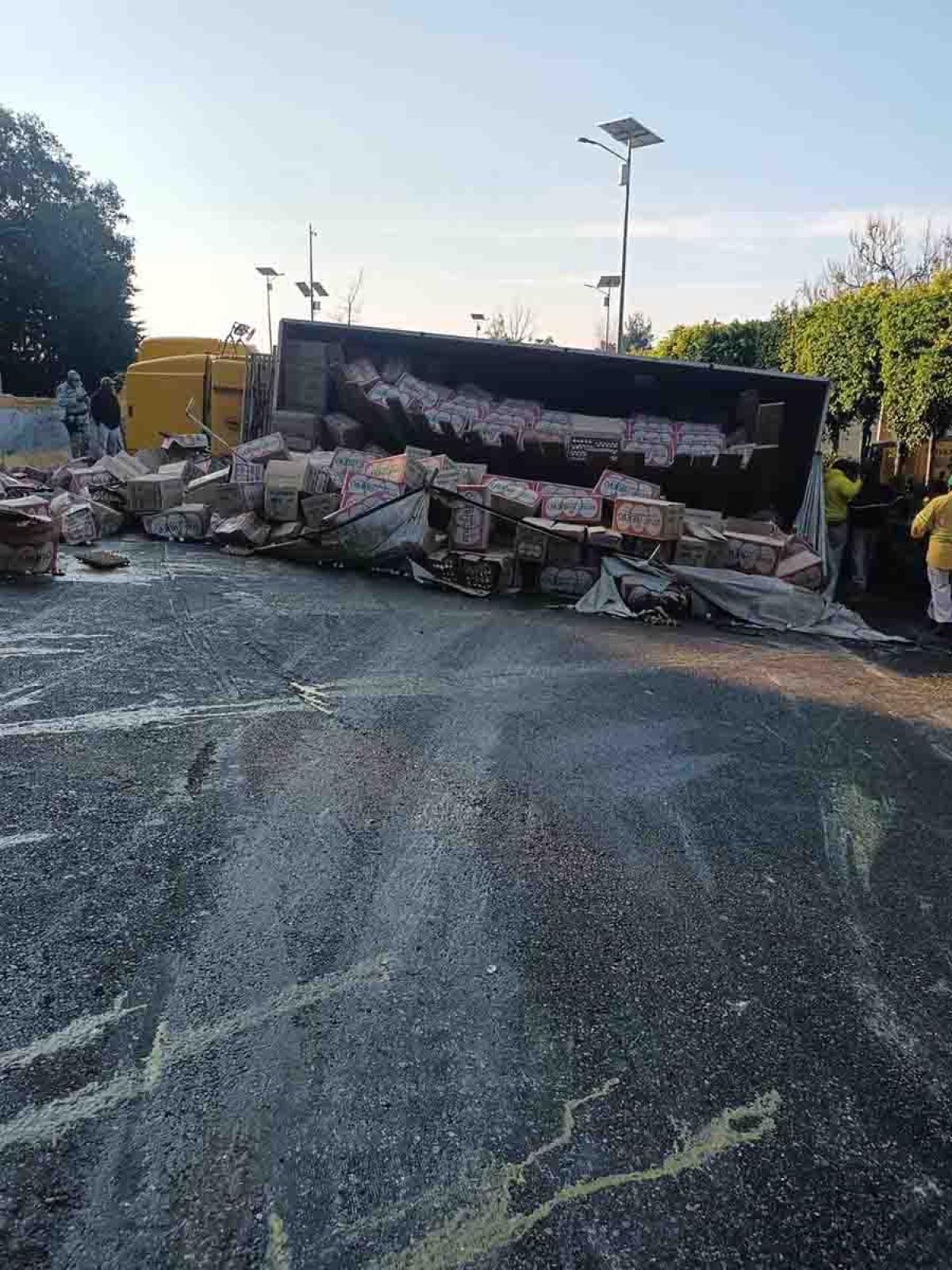 Un tráiler cargado con huevo se volcó en La Pera