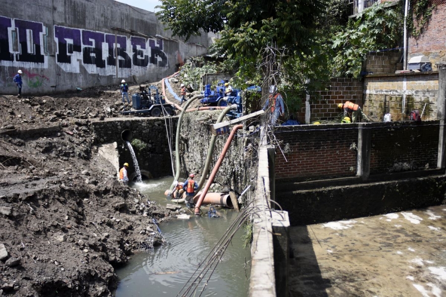 Persiste riesgo de inundación en área del socavón