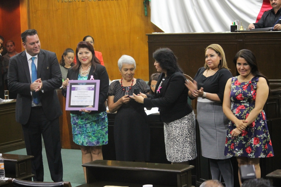 Georgina Flores Vallejo recibió la presea Xochiquetzalli