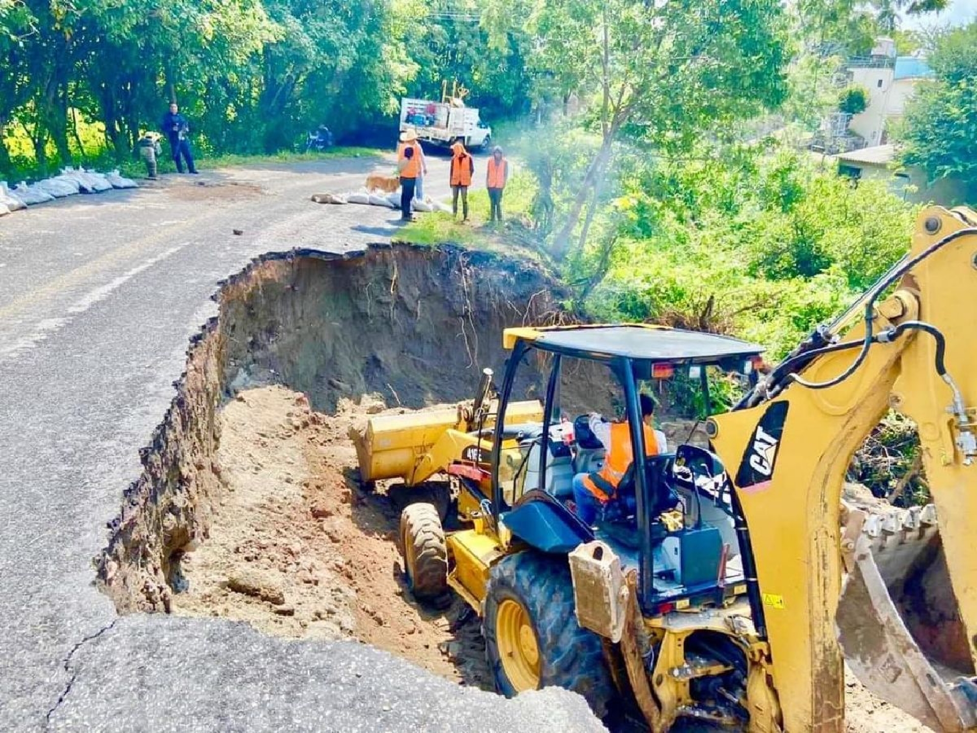 Inicia reconstrucción de tramo carretero colapsado en Coatlán