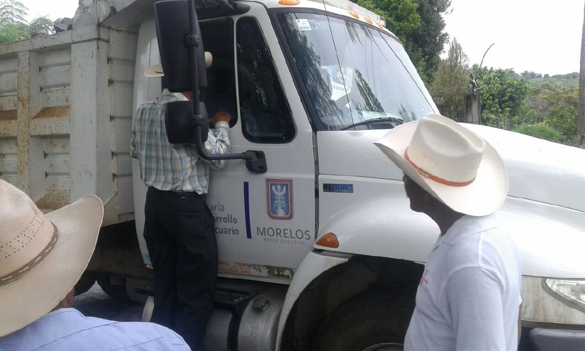 Pescadores y ejidatarios de Coatetelco impiden el depósito de escombro en la laguna