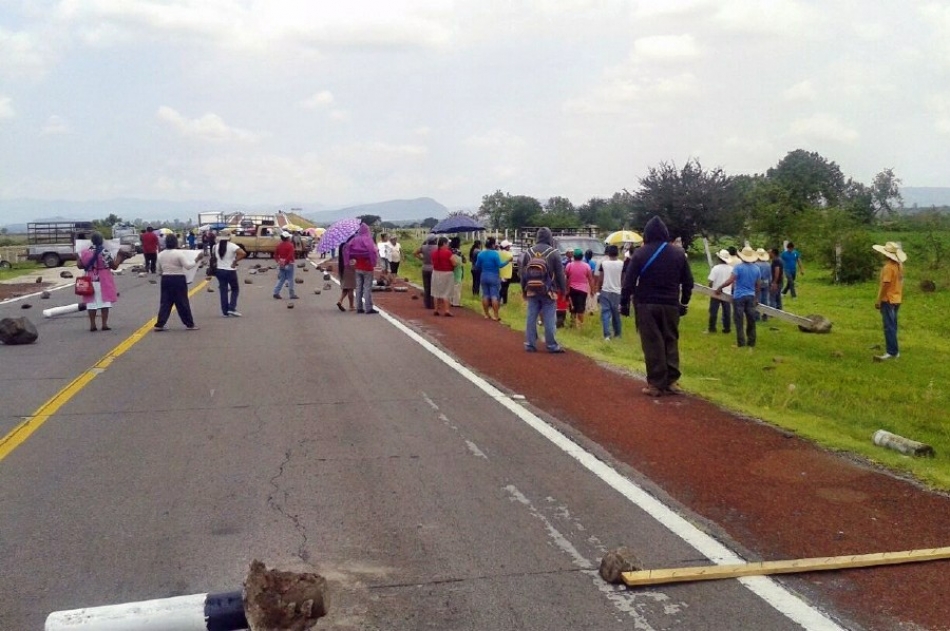Bloquean la Siglo XXI; productores exigen apoyos
