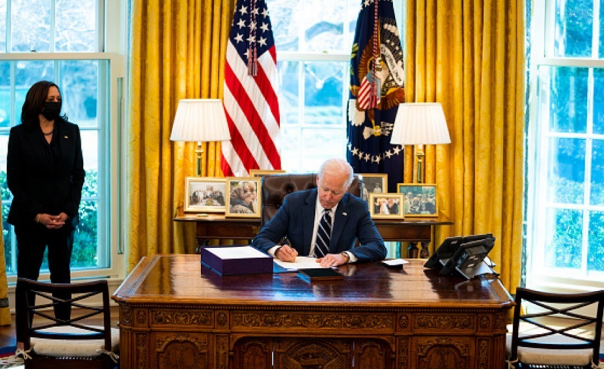 Joe Biden firma Plan de rescate Económico de 1.9 billones de dólares