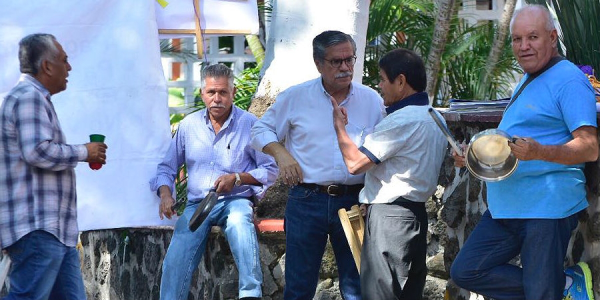 Se manifiestan jubilados en el Ayuntamiento de Cuernavaca