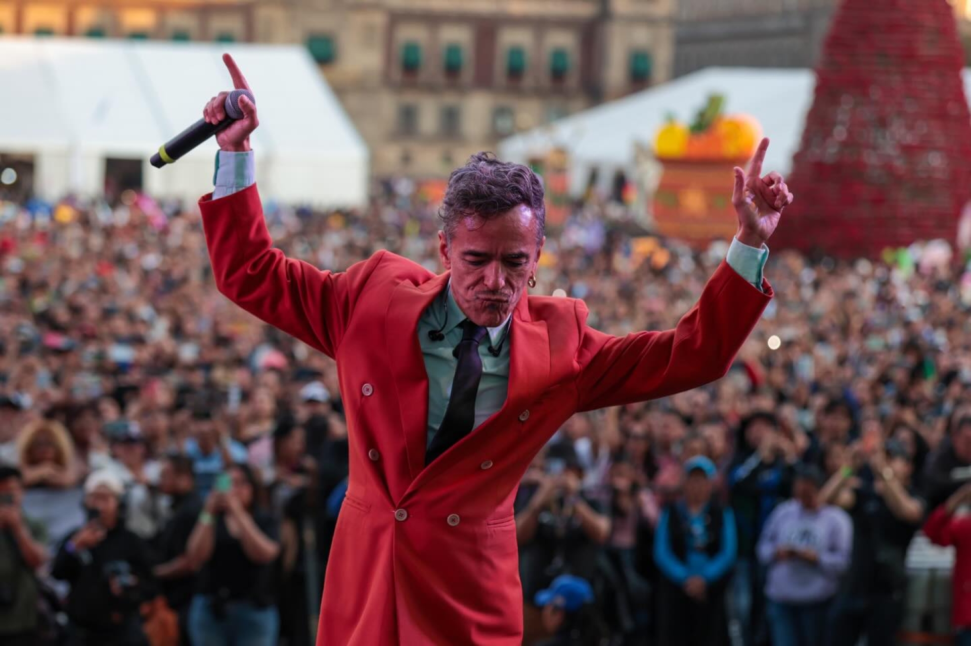 Rubén Albarrán genera polémica al llamar 'terrorista' a Donald Trump durante concierto en el Zócalo