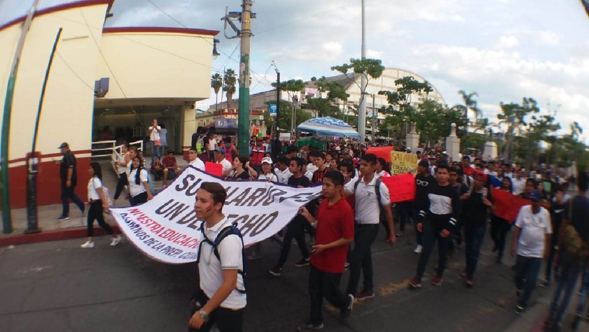 Marchan universitarios de Cuautla en apoyo al paro de la UAEM
