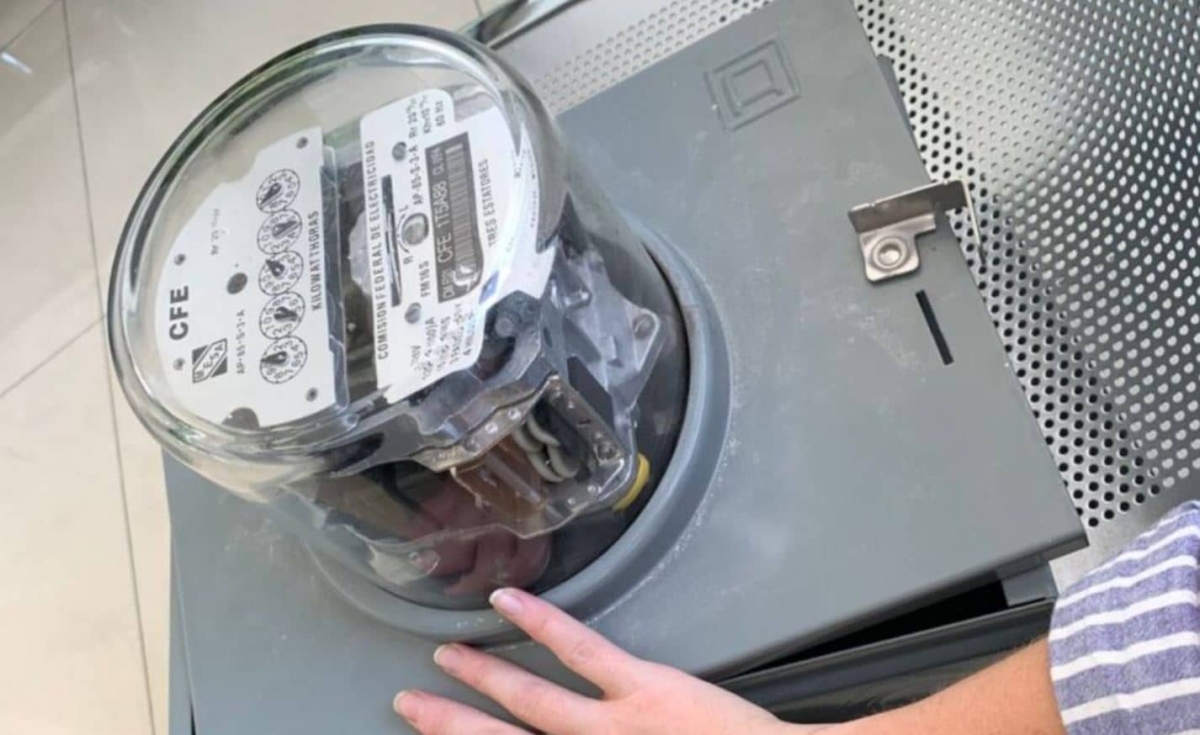 Arranca el medidor de su casa y lo lleva a CFE para regresarlo