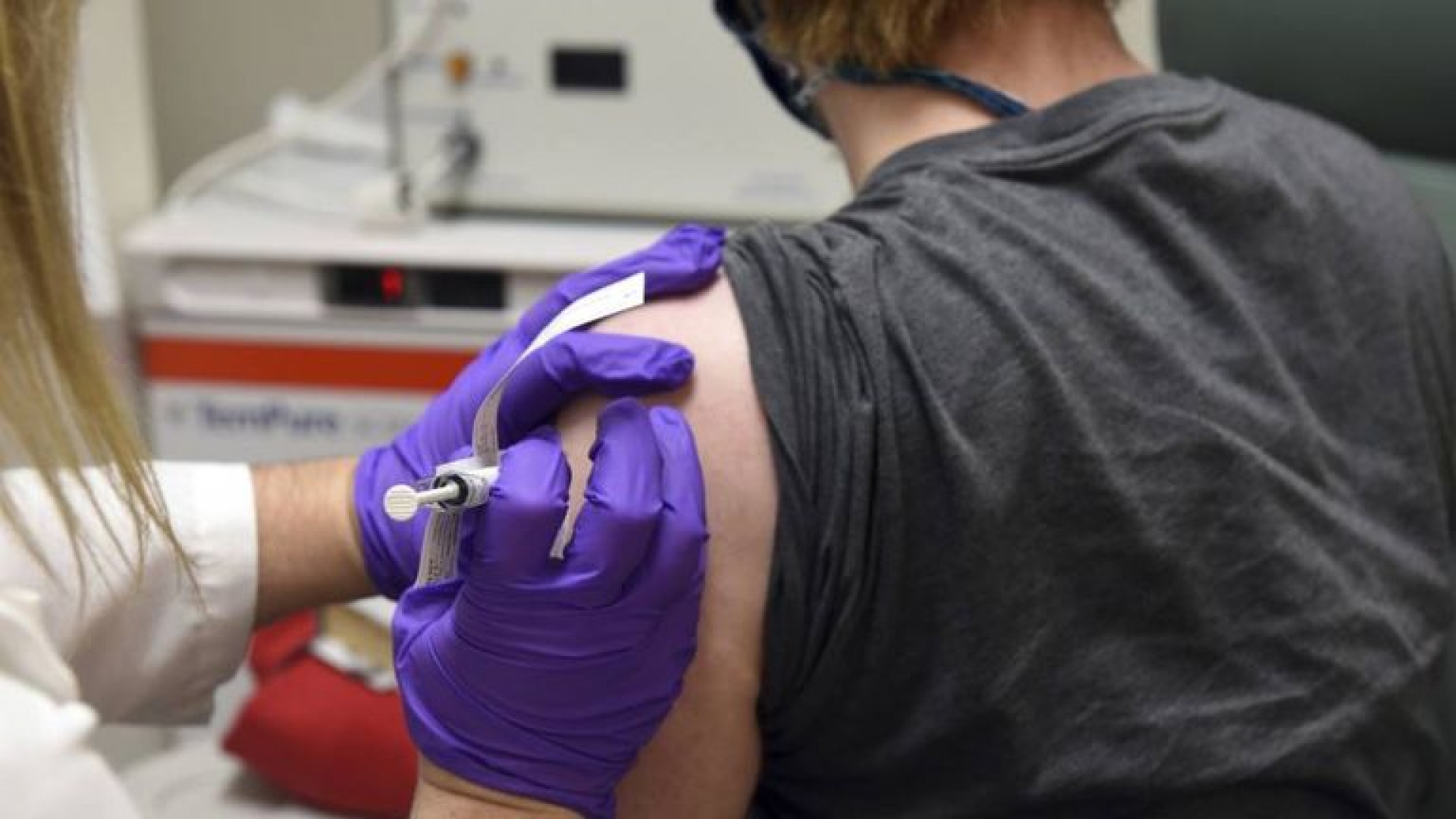 50 hospitales listos para vacunar contra COVID-19 en Reino Unido