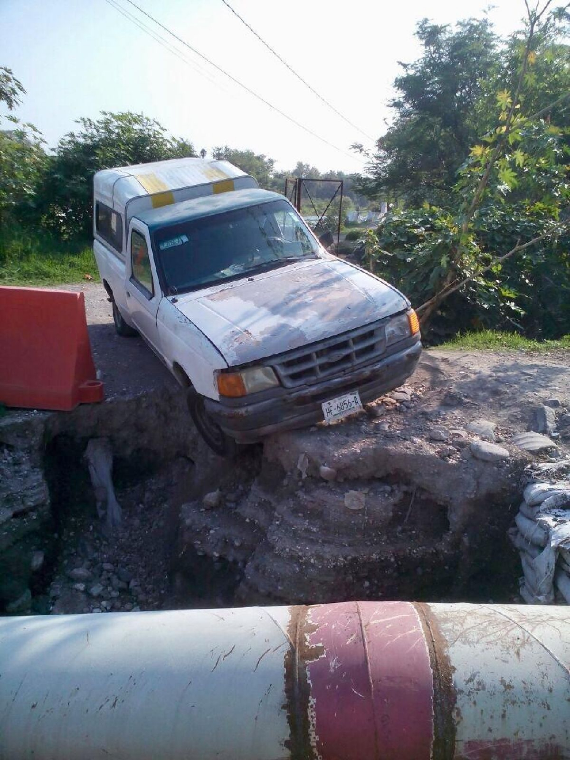 Cae camioneta en zanja abierta por acueducto de la termoeléctrica
